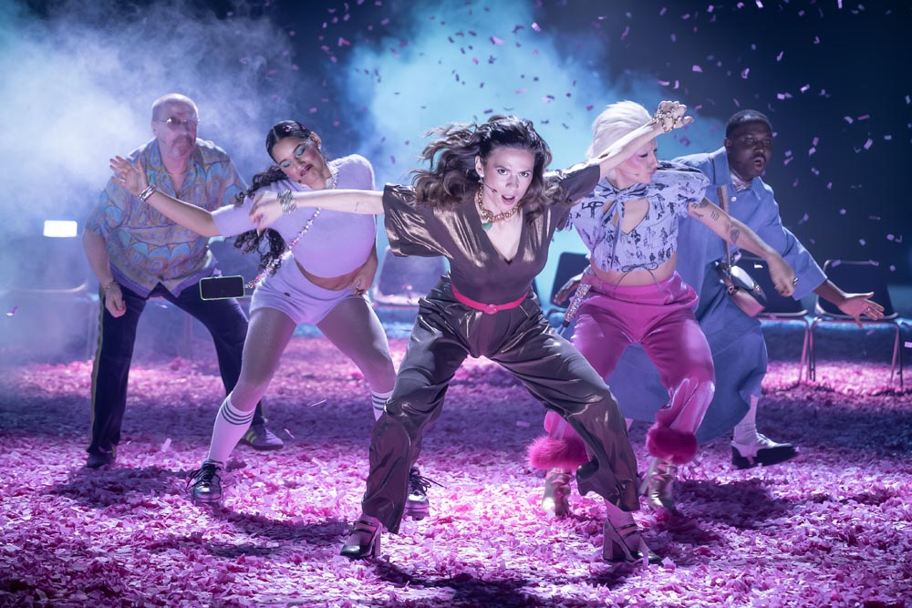 Much Ado About Nothing. Forbes Masson, Mara Huf, Hayley Atwell, Mason Alexander Park & Phillip Olagoke. Credit Marc Brenner. 3757