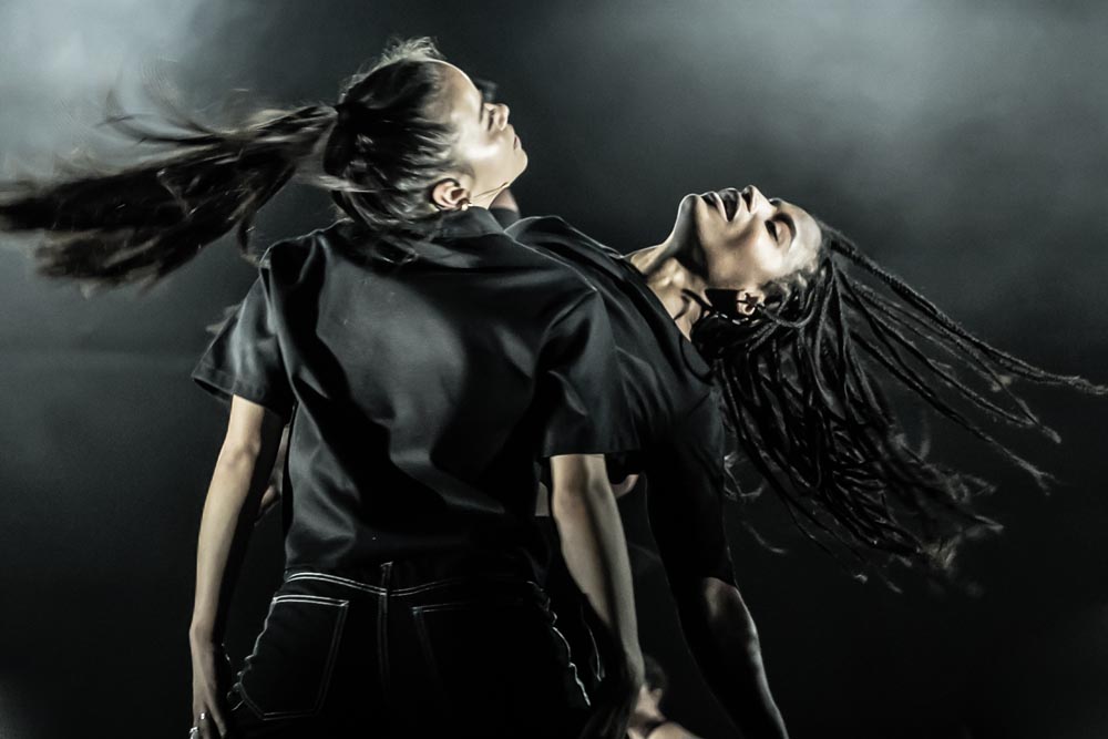 Sunset Boulevard. Hannah Yun Chamberlain (Patsy) & Mireia Mambo (Jean). Credit Marc Brenner. 0792